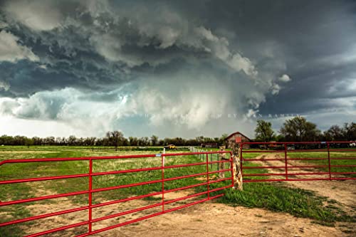 Fotografie de furtună Imagine tipărită a furtunii asupra fermei cu porți roșii în ziua de primăvară furtunoasă în Kansas, vremea
